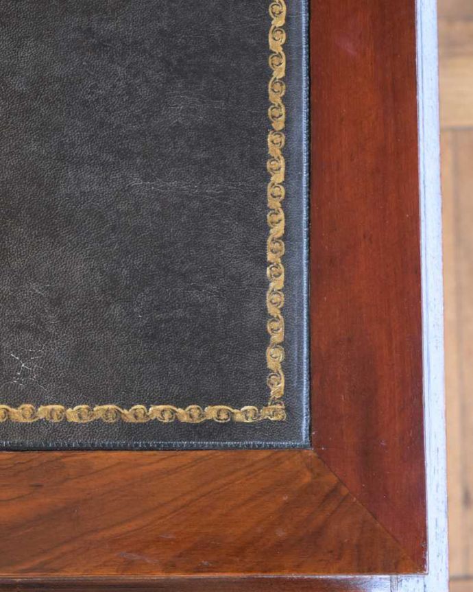 ビューロー　アンティーク家具　イギリスで見つけた高級感たっぷりなアンティークのライティングビューロー。デスクの天板を見てみると･･･気になる天板部分もキレイにお直ししました。(q-1736-f)