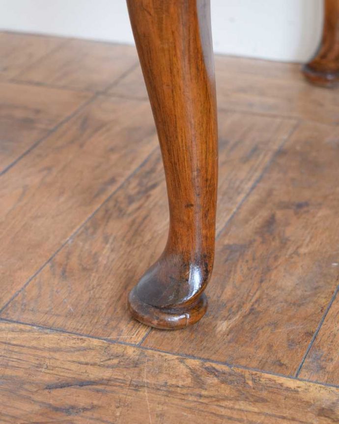 ビューロー　アンティーク家具　イギリスで見つけた高級感たっぷりなアンティークのライティングビューロー。女性１人でラクラ運べちゃうんですHandleのアンティークは、脚の裏にフェルトキーパーをお付けしています。(q-1736-f)