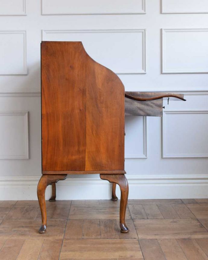 ビューロー　アンティーク家具　イギリスで見つけた高級感たっぷりなアンティークのライティングビューロー。横から見ても素敵なんですもちろん、横から見られてもいいようにキレイに仕上げてあります。(q-1736-f)