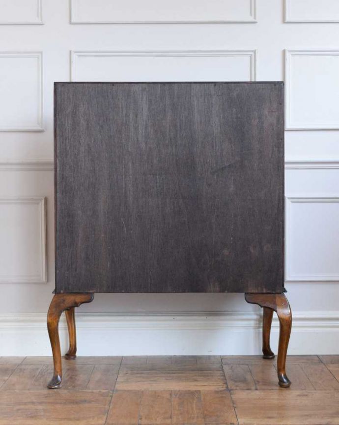 ビューロー　アンティーク家具　イギリスで見つけた高級感たっぷりなアンティークのライティングビューロー。後ろ姿もキレイですアンティークは新品ではないので、もちろん経年変化によるキズはありますが、見えない所も専門の職人がしっかり修復しました。(q-1736-f)