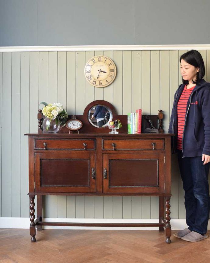 アンティークのキャビネット　アンティーク家具　英国ならではの便利なアンティーク家具、丸い鏡付きのミラーバックサイドボード。鏡がキラっと輝くサイドボード光を取り込んでキラキラ輝くミラーは、まだ電気が発達していなかった時代に太陽や蝋燭の灯りを反射させて部屋を明るくするために付けられたもの。(q-1737-f)