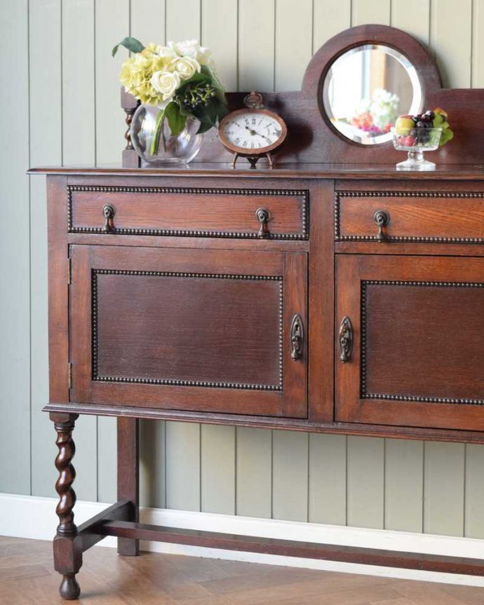 アンティークのキャビネット　アンティーク家具　英国ならではの便利なアンティーク家具、丸い鏡付きのミラーバックサイドボード。見た目の美しさとたっぷりの収納力が魅力もともとダイニングでサーブ用の家具として造られた英国らしいアンティーク家具。(q-1737-f)