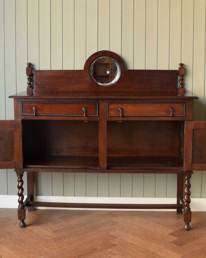 アンティークのキャビネット　アンティーク家具　英国ならではの便利なアンティーク家具、丸い鏡付きのミラーバックサイドボード。扉を開けて中を見てみると･･･扉の中の収納はこんな感じになっています。(q-1737-f)