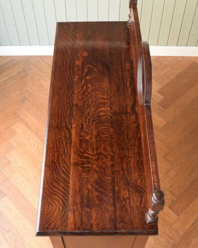 アンティークのキャビネット　アンティーク家具　英国ならではの便利なアンティーク家具、丸い鏡付きのミラーバックサイドボード。天板もしっかりキレイに修復しました。(q-1737-f)