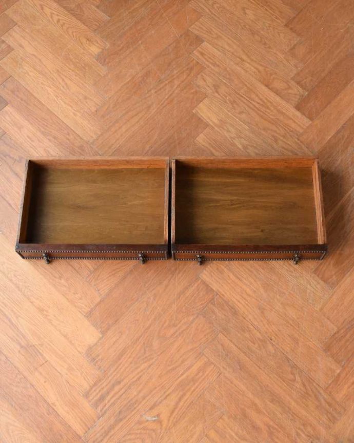 アンティークのキャビネット　アンティーク家具　英国ならではの便利なアンティーク家具、丸い鏡付きのミラーバックサイドボード。もちろん引き出しの中もキレイに修復しましたもともとシルバーのカトラリーなどを入れて収納していた引き出し。(q-1737-f)