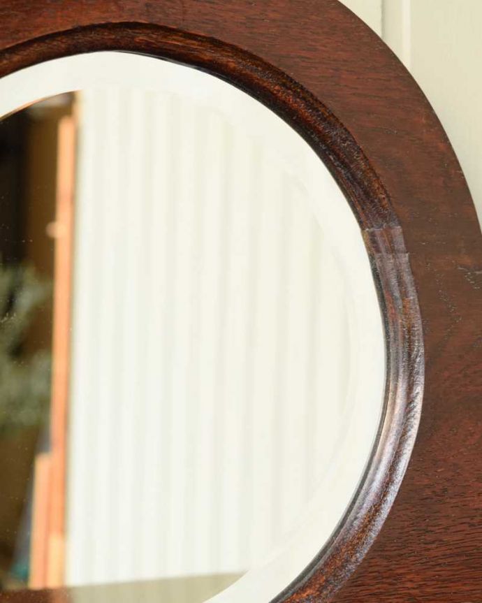 アンティークのキャビネット　アンティーク家具　英国ならではの便利なアンティーク家具、丸い鏡付きのミラーバックサイドボード。美しいアンティークのミラーこちらは新しいミラーに交換しました。(q-1737-f)