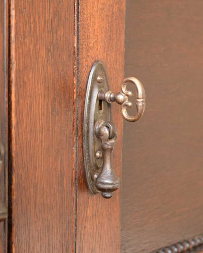 アンティークのキャビネット　アンティーク家具　英国ならではの便利なアンティーク家具、丸い鏡付きのミラーバックサイドボード。小さなパーツにもこだわりが取っ手だけを見ても現代の家具より質感がいいのがわかります。(q-1737-f)
