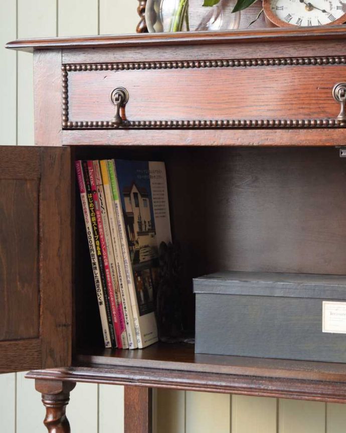 アンティークのキャビネット　アンティーク家具　英国ならではの便利なアンティーク家具、丸い鏡付きのミラーバックサイドボード。扉の中は収納たっぷりA4サイズの雑誌までしっかり収納出来ちゃう大きさ。(q-1737-f)