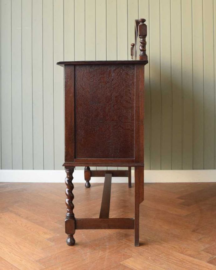 アンティークのキャビネット　アンティーク家具　英国ならではの便利なアンティーク家具、丸い鏡付きのミラーバックサイドボード。横から見た姿もステキ横から見てみるとこんな感じです。(q-1737-f)