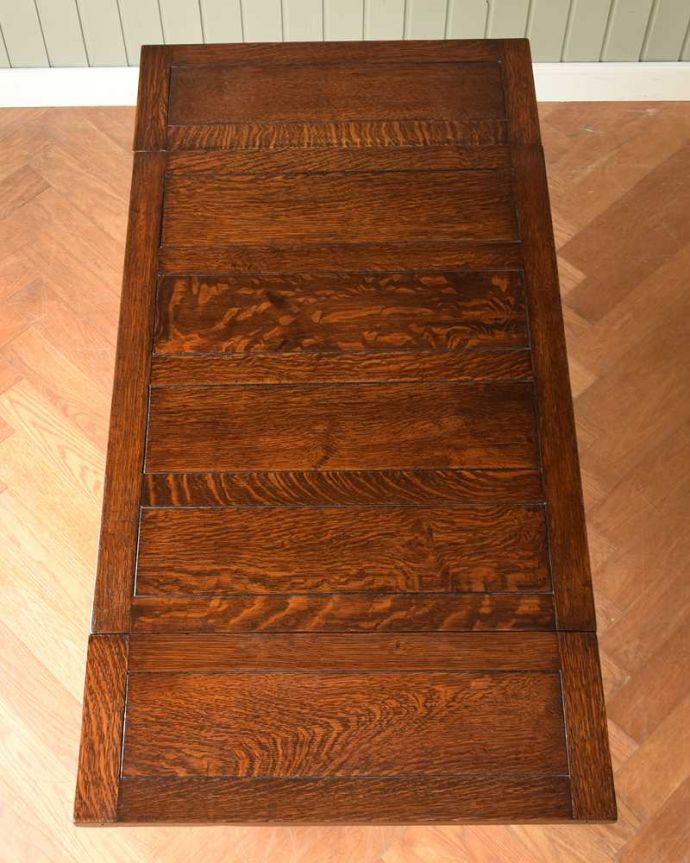 アンティークのテーブル　アンティーク家具　イギリス輸入のお洒落なアンティーク家具、美しいドローリーフテーブル（ダイニングテーブル）。やっぱりテーブルは天板が重要全部開いた状態で天板を上から見てみるとこんな感じです。(q-1738-f)