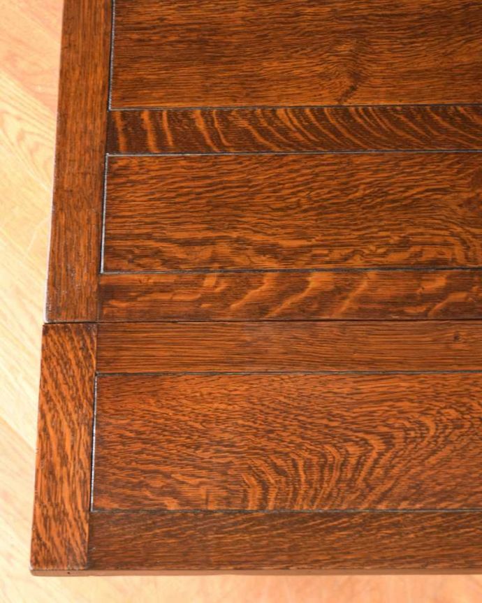 アンティークのテーブル　アンティーク家具　イギリス輸入のお洒落なアンティーク家具、美しいドローリーフテーブル（ダイニングテーブル）。近づいて見てみると、天板はこんな感じです。(q-1738-f)