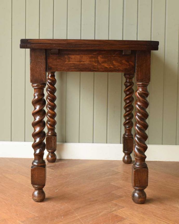 アンティークのテーブル　アンティーク家具　イギリス輸入のお洒落なアンティーク家具、美しいドローリーフテーブル（ダイニングテーブル）。こちら側から見てみると･･･アンティークは新品ではないので、もちろん経年変化によるキズはありますが、専門の職人がキレイに修復しました。(q-1738-f)