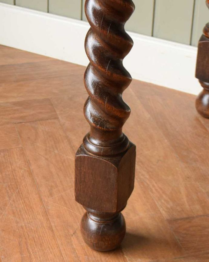 アンティークのテーブル　アンティーク家具　イギリス輸入のお洒落なアンティーク家具、美しいドローリーフテーブル（ダイニングテーブル）。持ち上げなくても移動できます！Handleのアンティークは、脚の裏にフェルトキーパーをお付けしていますので、持ち上げなくても床を滑らせて移動させることが出来ます。(q-1738-f)