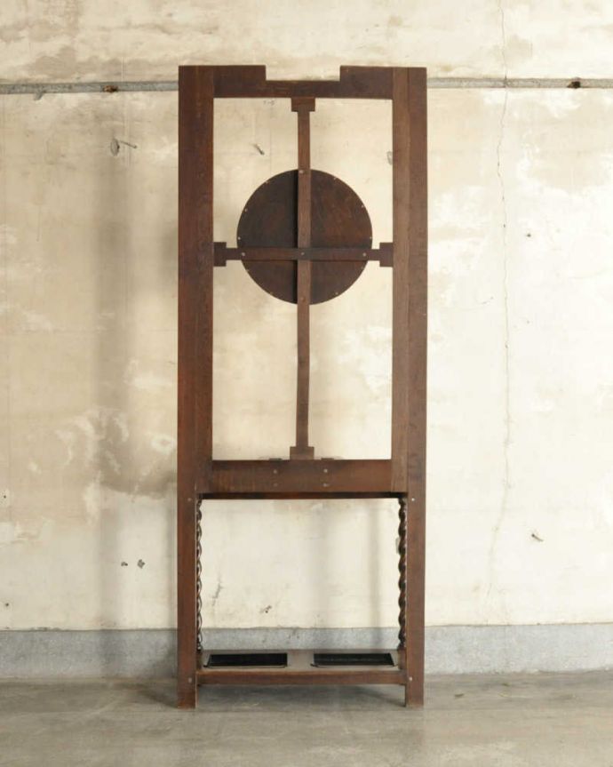 アンティークの玄関収納 アンティーク家具 ミラー付の英国輸入のアンティーク家具、玄関の収納家具のホールスタンド(コート掛け) 。修復したので後姿もキレイですアンティークは新品ではないので、もちろん経年変化によるキズはありますが、専門の職人がキレイに修復したので、後ろ姿もキレイです。(q-1739-f)