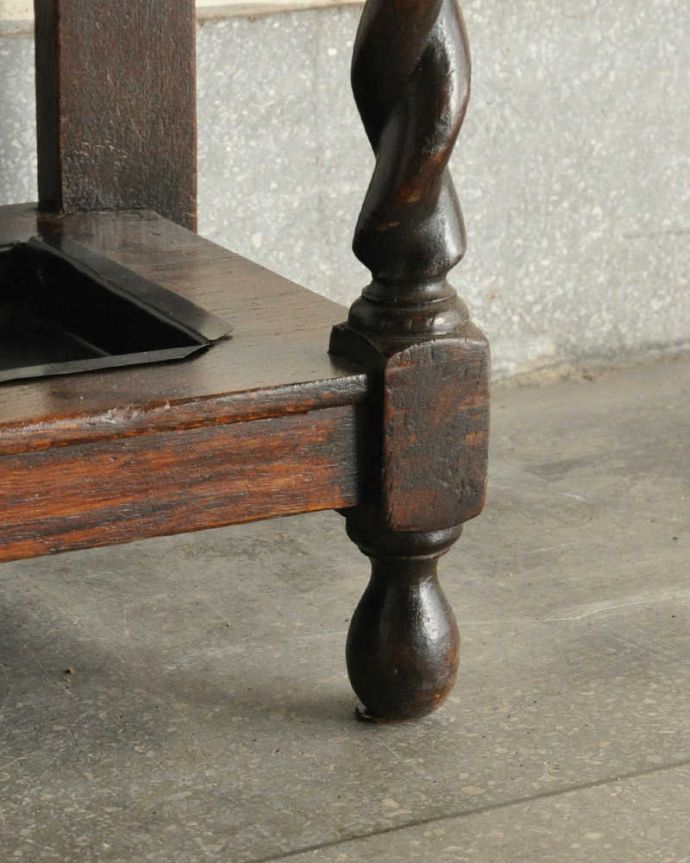 アンティークの玄関収納 アンティーク家具 ミラー付の英国輸入のアンティーク家具、玄関の収納家具のホールスタンド(コート掛け) 。女性1人でラクラク運べちゃう仕掛けHandleのアンティークは、脚の裏にフェルトキーパーをお付けしています。(q-1739-f)