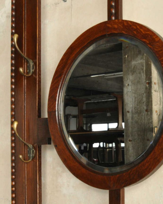 アンティークの玄関収納 アンティーク家具 ミラー付の英国輸入のアンティーク家具、玄関の収納家具のホールスタンド(コート掛け) 。お出かけ前にミラーでチェックやっぱり玄関にはミラーが必要!出かける前にサッと身だしなみチェックできるから便利です。(q-1739-f)