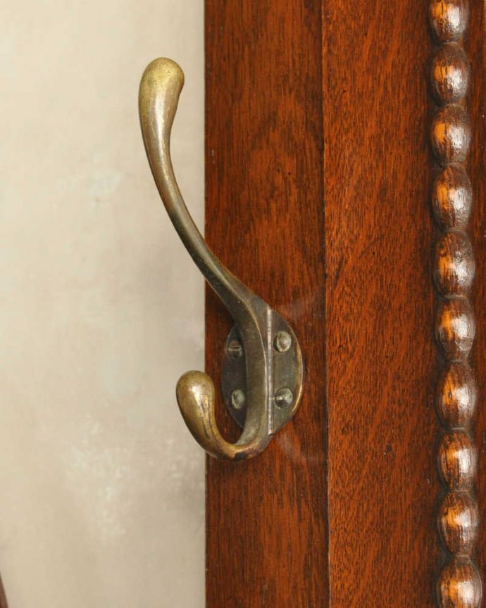 アンティークの玄関収納 アンティーク家具 ミラー付の英国輸入のアンティーク家具、玄関の収納家具のホールスタンド(コート掛け) 。いろいろ便利に使える仕掛けどんな風に、何を掛けてもOK。(q-1739-f)