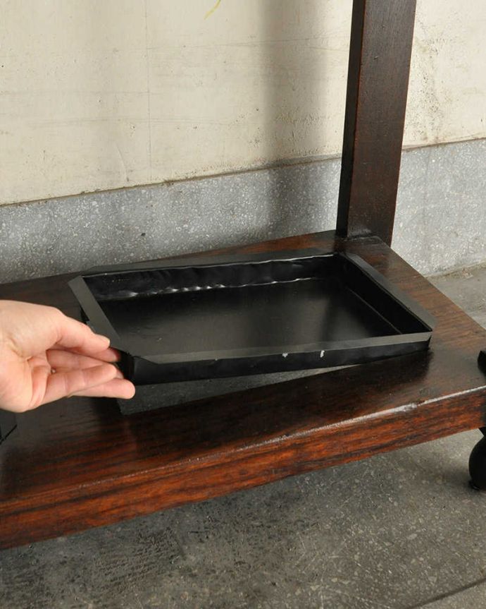 アンティークの玄関収納 アンティーク家具 ミラー付の英国輸入のアンティーク家具、玄関の収納家具のホールスタンド(コート掛け) 。濡れたままでも大丈夫雨水が受けれるように、トレイの部分もしっかりお直ししました。(q-1739-f)