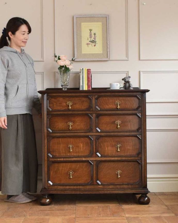 アンティークのチェスト　アンティーク家具　英国スタイルのアンティーク家具、かっこいいオーク材の４段チェスト 。英国アンティークらしい落ち着いた雰囲気が自慢落ち着いた色合いが英国アンティークらしい雰囲気のチェスト。(q-1740-f)