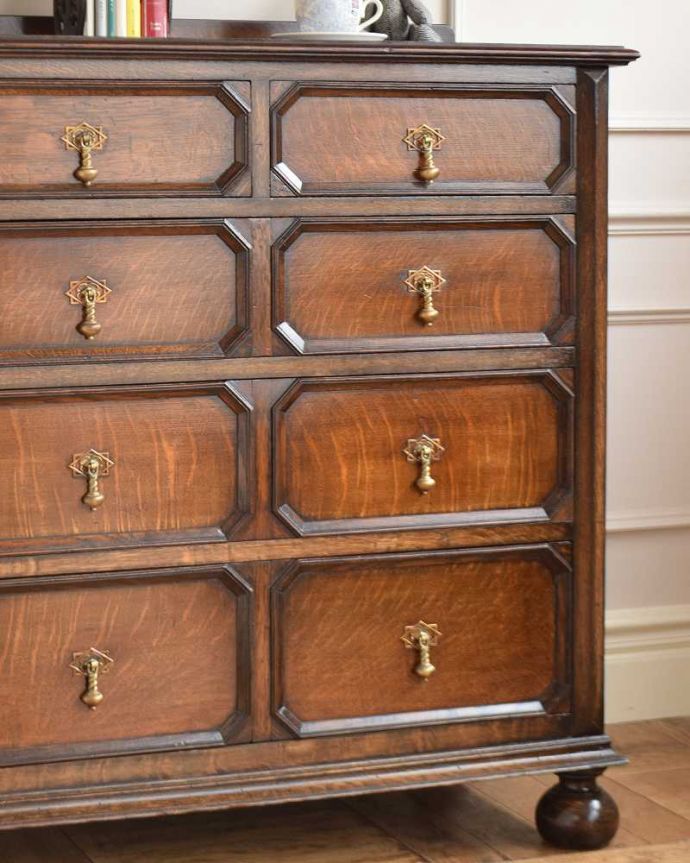 アンティークのチェスト　アンティーク家具　英国スタイルのアンティーク家具、かっこいいオーク材の４段チェスト 。見た目はもちろん、実用的に使って楽しみましょうアンティークのチェストは見た目の美しさはもちろん、実用的にたっぷり収納が出来る実力派。(q-1740-f)
