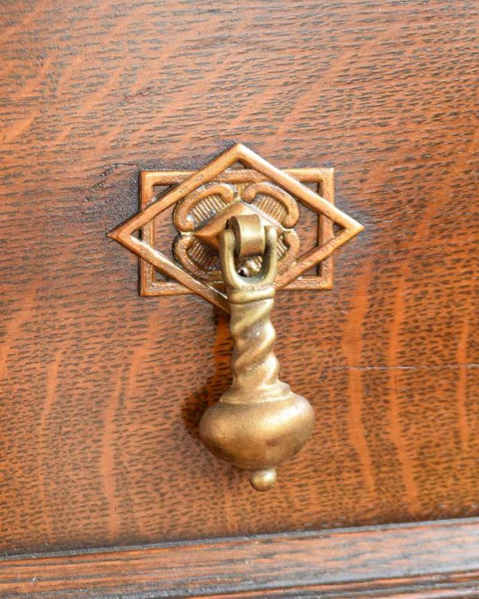アンティークのチェスト　アンティーク家具　英国スタイルのアンティーク家具、かっこいいオーク材の４段チェスト 。開ける度にワクワク高級感漂うアンティークらしいデザインの取っ手。(q-1740-f)
