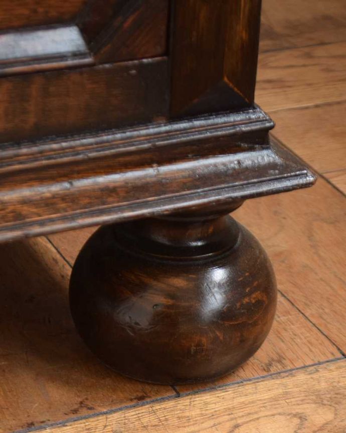 アンティークのチェスト　アンティーク家具　英国スタイルのアンティーク家具、かっこいいオーク材の４段チェスト 。女性1人でラクラク運べちゃう仕掛けHandleのアンティークは、脚の裏にフェルトキーパーをお付けしています。(q-1740-f)