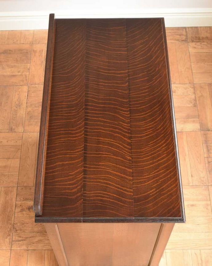 アンティークのチェスト　アンティーク家具　英国スタイルのアンティーク家具、かっこいいオーク材の４段チェスト 。何を置こうかな･･･？上から見ると、天板はこんな感じです。(q-1740-f)