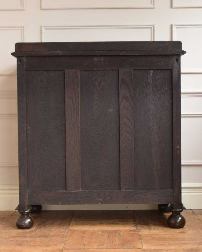 アンティークのチェスト　アンティーク家具　英国スタイルのアンティーク家具、かっこいいオーク材の４段チェスト 。後ろ姿にも自信アリ！アンティークは新品ではないので、経年変化によるキズはありますが、専門の職人がキレイに修復したので後ろ姿にも自信があります。(q-1740-f)