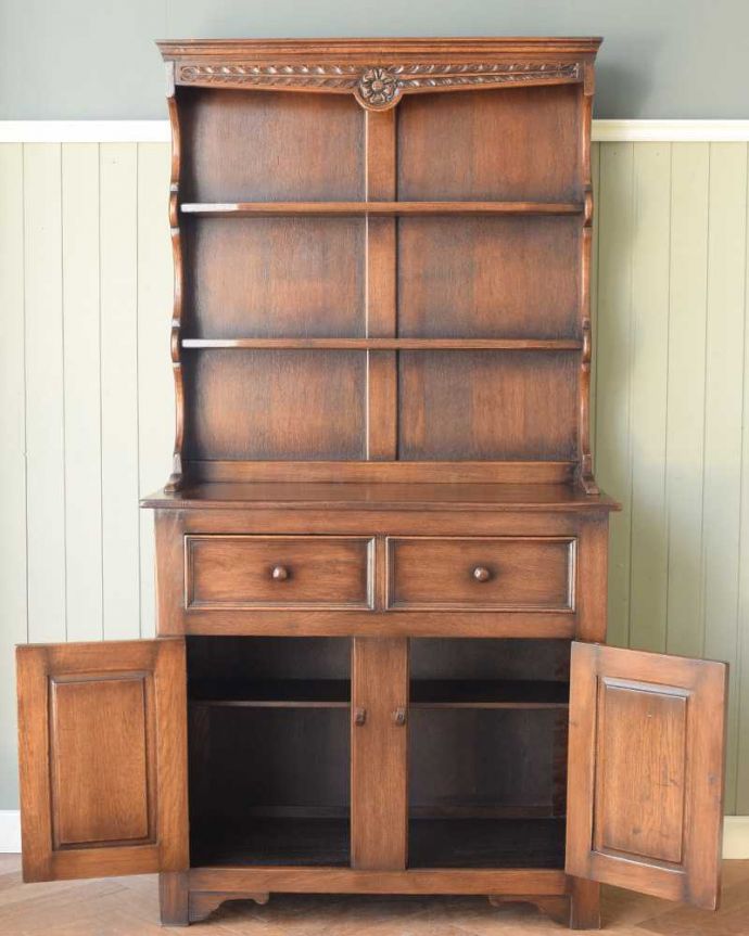 アンティークのキャビネット　アンティーク家具　お花の彫刻も華やかな英国アンティーク家具、ウェルシュドレッサー（カップボード）。扉を開けてみると…中が見えない扉の中も、キレイに修復しました。(q-1741-f)