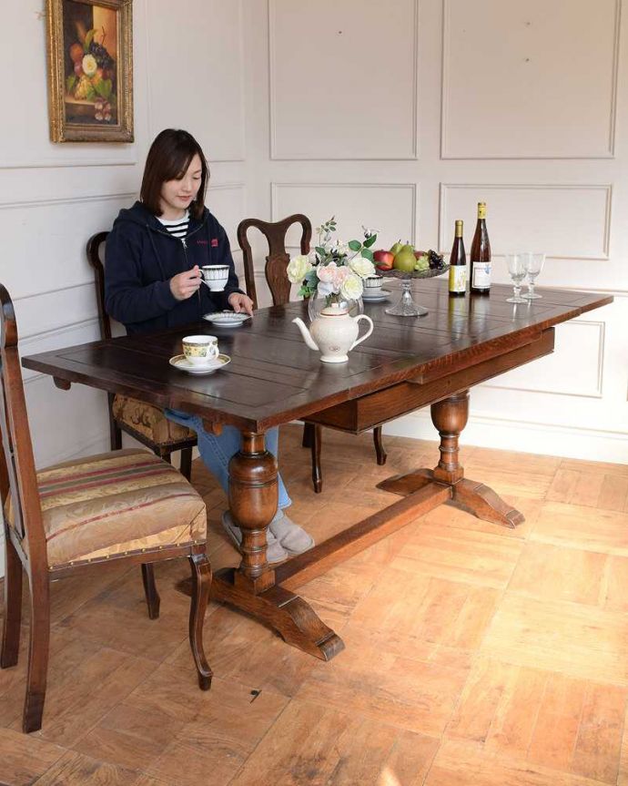 アンティークのテーブル　アンティーク家具　英国らしい重厚な脚の伸長式のテーブル、アンティークのドローリーフテーブル。3通りの大きさで使える便利なテーブル天板の下に隠れているリーフを引っ張り出せばあっという間に大きくなっちゃうドローリーフテーブル。(q-1742-f)