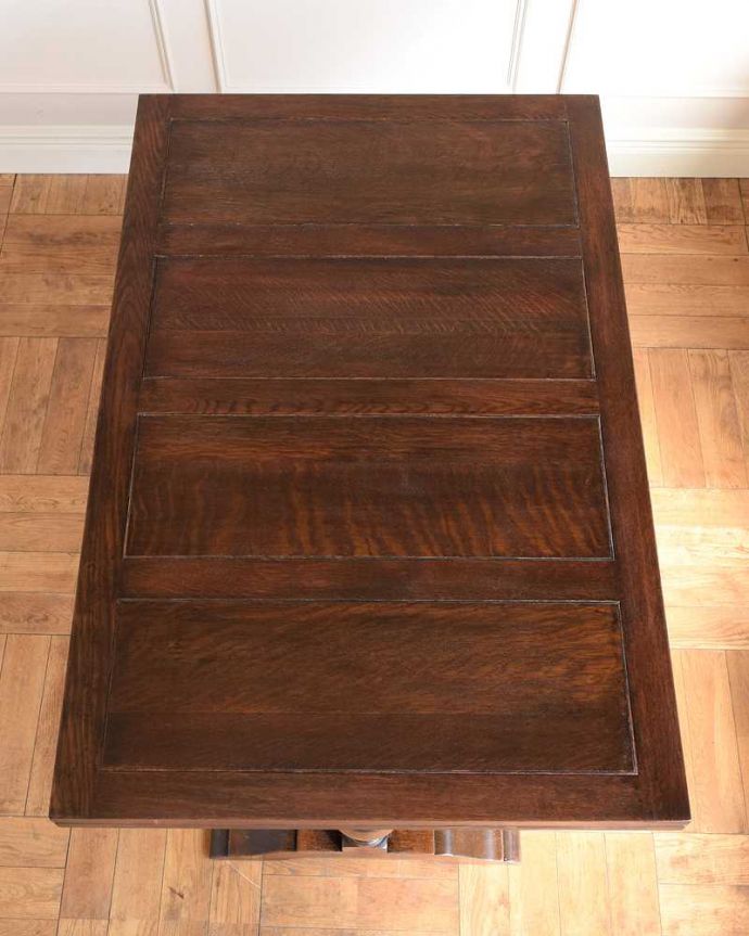 アンティークのテーブル　アンティーク家具　英国らしい重厚な脚の伸長式のテーブル、アンティークのドローリーフテーブル。上から見るとこんな形リーフを開く前はこんな形です。(q-1742-f)