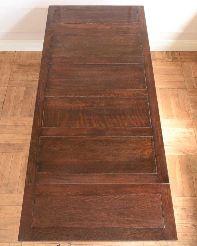 アンティークのテーブル　アンティーク家具　英国らしい重厚な脚の伸長式のテーブル、アンティークのドローリーフテーブル。やっぱりテーブルは天板が重要全部開いた状態で天板を上から見てみるとこんな感じです。(q-1742-f)