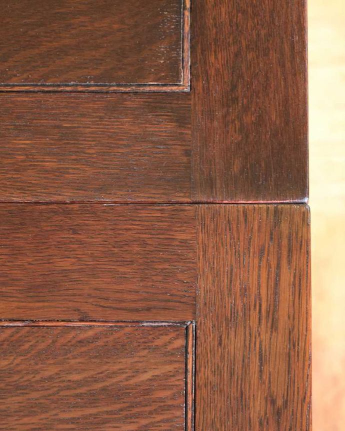 アンティークのテーブル　アンティーク家具　英国らしい重厚な脚の伸長式のテーブル、アンティークのドローリーフテーブル。近づいて見てみると、天板はこんな感じです。(q-1742-f)