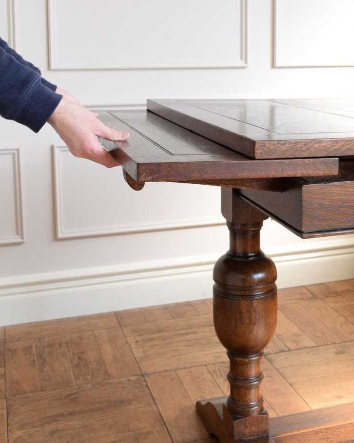アンティークのテーブル　アンティーク家具　英国らしい重厚な脚の伸長式のテーブル、アンティークのドローリーフテーブル。誰でもカンタン！引っ張るだけでOK。(q-1742-f)