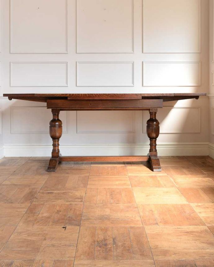 アンティークのテーブル　アンティーク家具　英国らしい重厚な脚の伸長式のテーブル、アンティークのドローリーフテーブル。両方開くと大きなサイズ！家族が増えた時やみんなが集まった時、両方のリーフを開けば大きなサイズに。(q-1742-f)