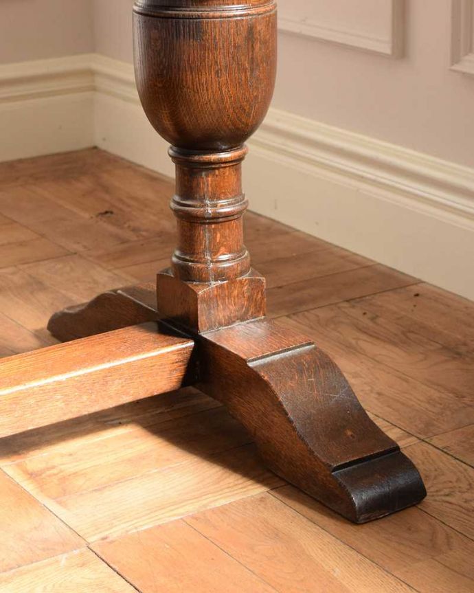 アンティークのテーブル　アンティーク家具　英国らしい重厚な脚の伸長式のテーブル、アンティークのドローリーフテーブル。持ち上げなくても移動できます！Handleのアンティークは、脚の裏にフェルトキーパーをお付けしていますので、持ち上げなくても床を滑らせて移動させることが出来ます。(q-1742-f)