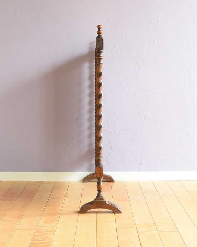 めずらしい家具　アンティーク家具　イギリスで見つけた豪華な木製のアンティークファイヤースクリーン。横から見ても素敵横から見ると、こんなにすっきりしたシルエットです。(q-1743-f)