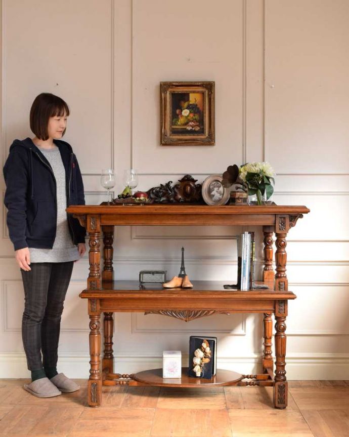 アンティークのキャビネット　アンティーク家具　イギリスで見つけた彫刻が豪華なアンティーク ダムウェイター。使用人いらずのダムウェイターそもそも、お客様を招いたときに、お茶会のセッティングをしておける場所として造られた家具、ダムウェイター。(q-1744-f)