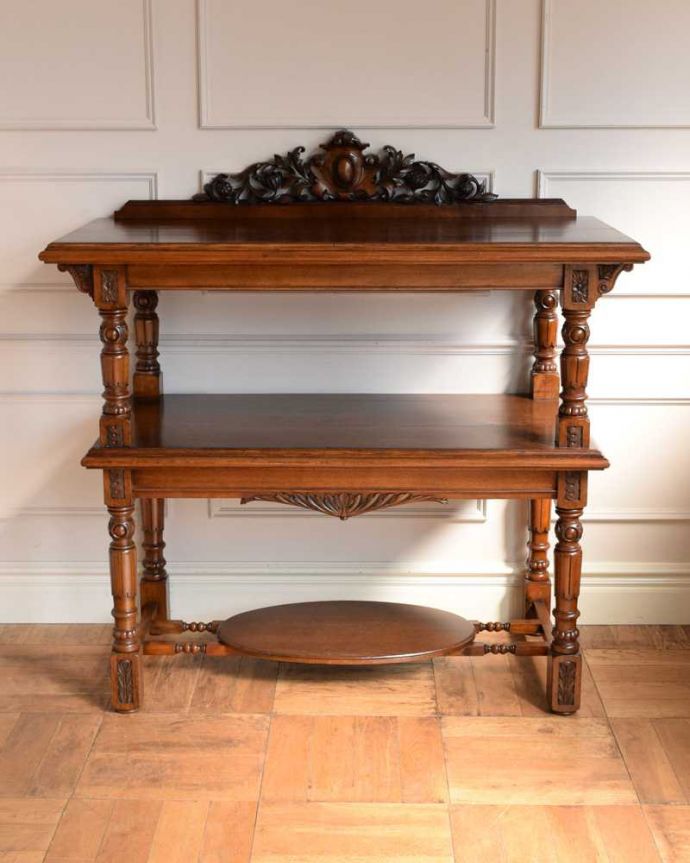 アンティークのキャビネット　アンティーク家具　イギリスで見つけた彫刻が豪華なアンティーク ダムウェイター。キレイに修復したので、安心して使って下さい。(q-1744-f)