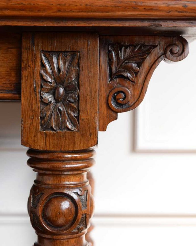 アンティークのキャビネット　アンティーク家具　イギリスで見つけた彫刻が豪華なアンティーク ダムウェイター。惚れ惚れするような美しさとっても堅い無垢材に一体どうやって彫っていったんでしょう？アンティークらしく細かい彫りを眺めているだけでうっとりしてしまいます。(q-1744-f)