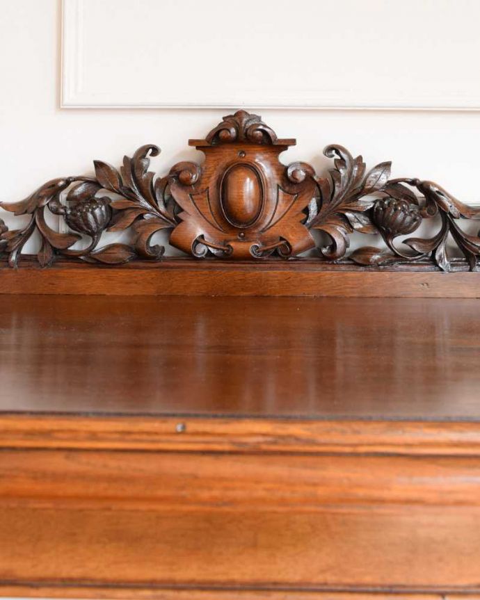 アンティークのキャビネット　アンティーク家具　イギリスで見つけた彫刻が豪華なアンティーク ダムウェイター。うっとりする美しさアンティークだから手に入る美しい彫。(q-1744-f)