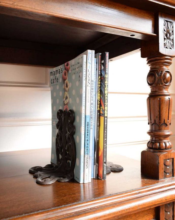 アンティークのキャビネット　アンティーク家具　イギリスで見つけた彫刻が豪華なアンティーク ダムウェイター。たっぷり収納出来ちゃう優れものA4サイズの雑誌までしっかり収納できるので、いろんなものを入れて自由に使って下さい。(q-1744-f)