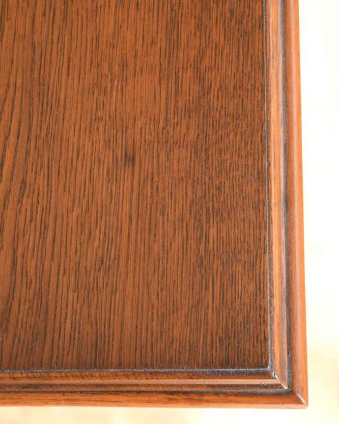 アンティークのキャビネット　アンティーク家具　イギリスで見つけた彫刻が豪華なアンティーク ダムウェイター。天板を近づいてみると…アンティークだから手に入れることが出来る天板に使われている銘木の美しさにうっとりです。(q-1744-f)