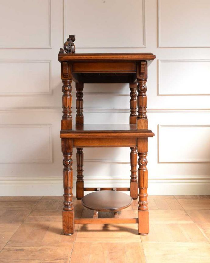 アンティークのキャビネット　アンティーク家具　イギリスで見つけた彫刻が豪華なアンティーク ダムウェイター。クルッと回転。(q-1744-f)