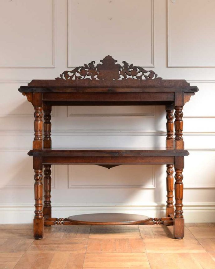 アンティークのキャビネット　アンティーク家具　イギリスで見つけた彫刻が豪華なアンティーク ダムウェイター。こちら側も、もちろんキレイです！アンティークは新品ではないので、もちろん経年変化によるキズはありますが、専門の職人がキレイにお直しをしているので、どの角度から見てもキレイです。(q-1744-f)