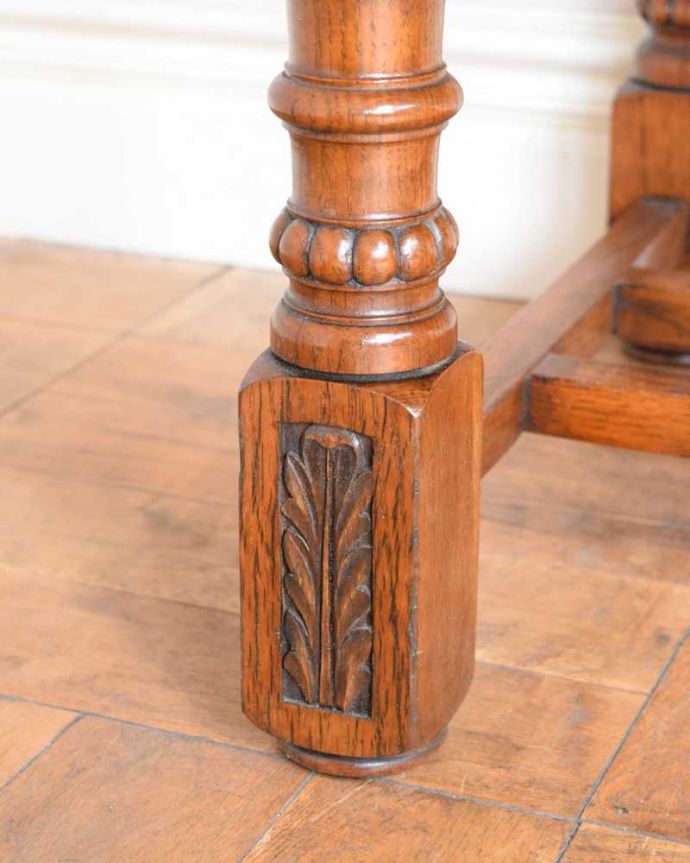 アンティークのキャビネット　アンティーク家具　イギリスで見つけた彫刻が豪華なアンティーク ダムウェイター。持ち上げなくても移動できます！Handleのアンティークは、脚の裏にフェルトキーパーをお付けしていますので、床を滑らせてれば移動が簡単です。(q-1744-f)