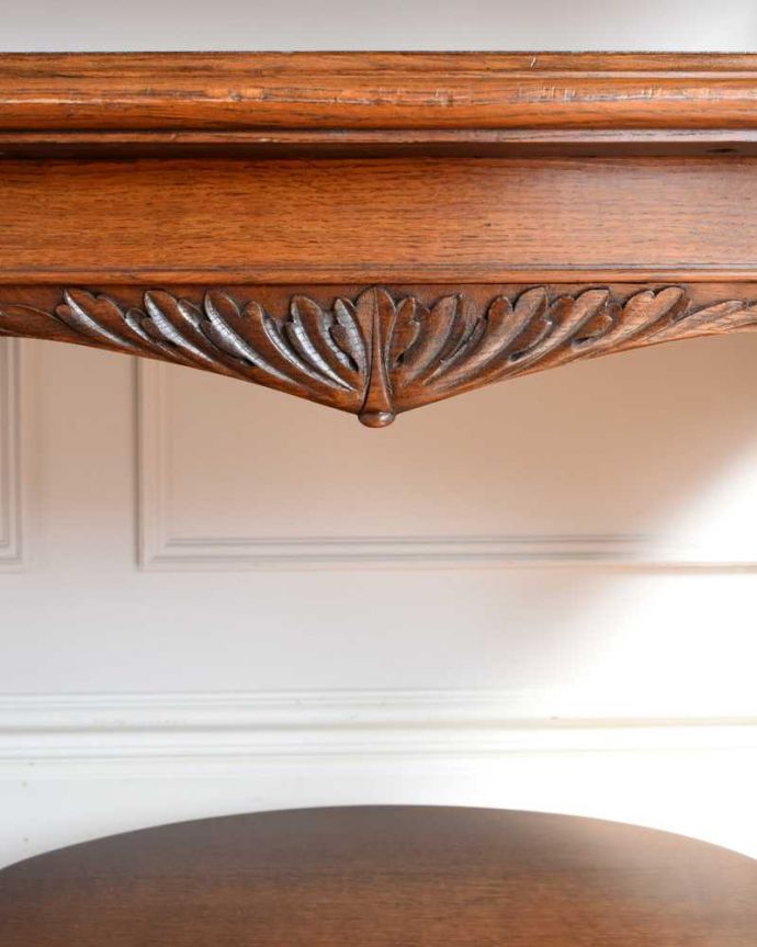 アンティークのキャビネット　アンティーク家具　イギリスで見つけた彫刻が豪華なアンティーク ダムウェイター。いろんな場所にこだわり彫のデザインもいろいろです。(q-1744-f)