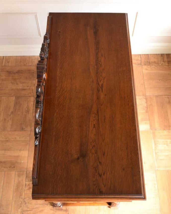アンティークのキャビネット　アンティーク家具　イギリスで見つけた彫刻が豪華なアンティーク ダムウェイター。天板の形を見てみると･･･テーブルの形を上から見ると、こんな感じです。(q-1744-f)