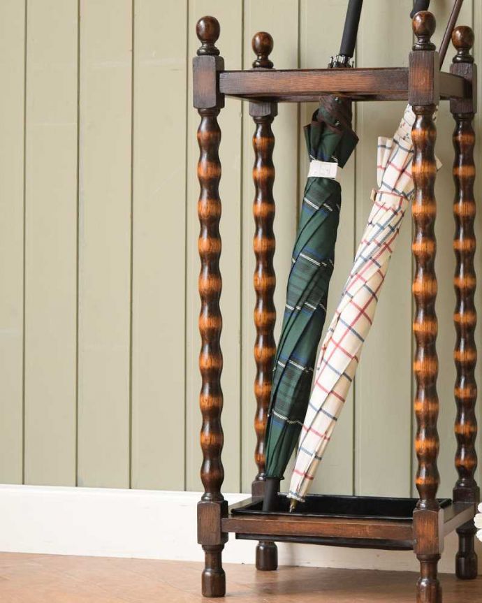 アンティークの玄関収納　アンティーク家具　小さなアンティークの英国家具、かっこいいステッキスタンド（傘立て） 。玄関を華やかにしてくれる英国デザイン海を渡って来てくれたおかげで、日本ではとても素敵な傘立てとして使えます。(q-1745-f)