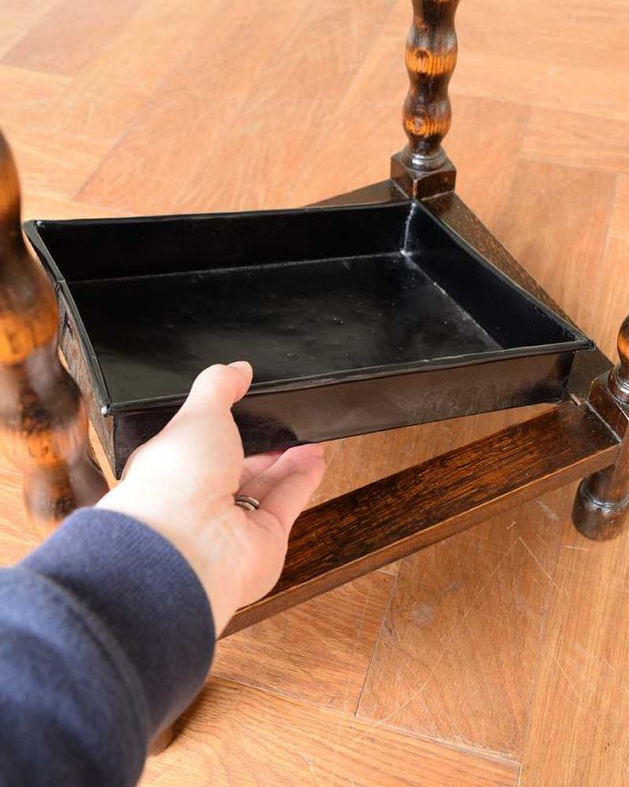 アンティークの玄関収納　アンティーク家具　小さなアンティークの英国家具、かっこいいステッキスタンド（傘立て） 。安心して使えるポイント濡れたままの傘を入れて大丈夫なように雨受けが付いています。(q-1745-f)